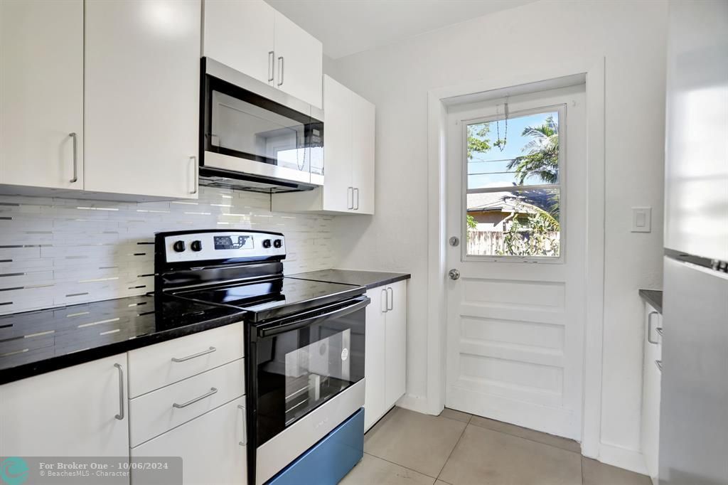 For Sale: $369,000 (3 beds, 1 baths, 817 Square Feet)