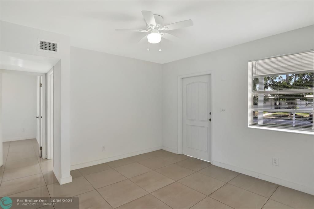 For Sale: $369,000 (3 beds, 1 baths, 817 Square Feet)