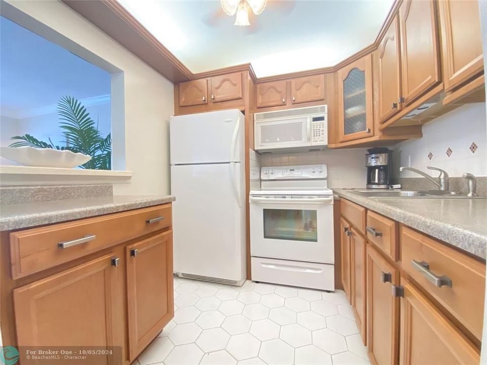 For Sale: $155,000 (1 beds, 1 baths, 715 Square Feet)