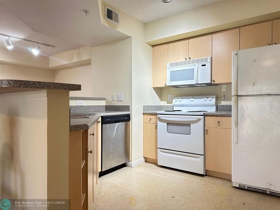 For Rent: $1,595 (1 beds, 1 baths, 802 Square Feet)