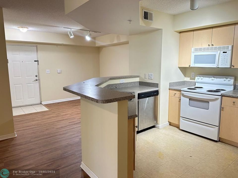 For Rent: $1,595 (1 beds, 1 baths, 802 Square Feet)