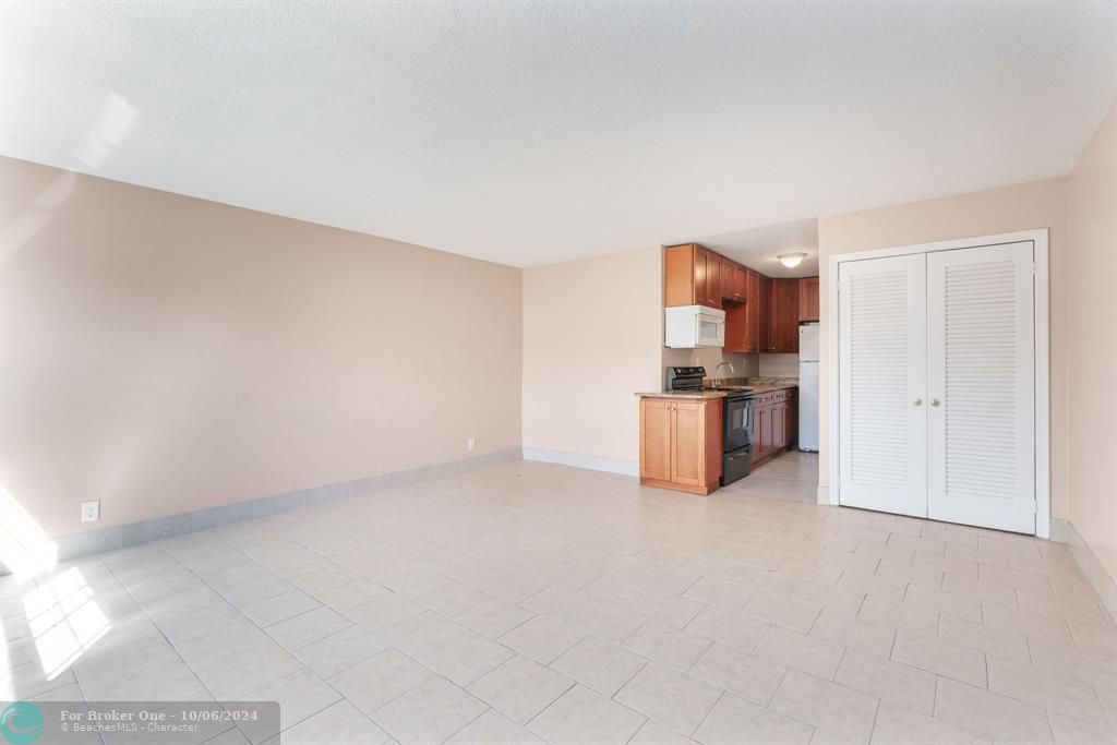 For Sale: $1,475 (1 beds, 1 baths, 2734 Square Feet)