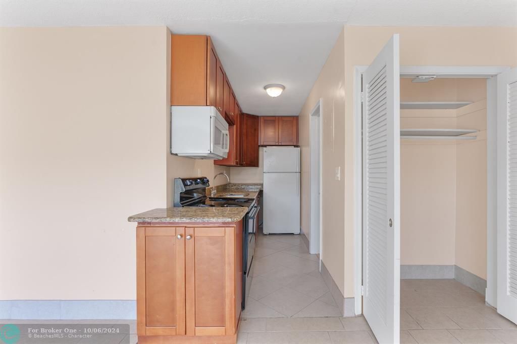 For Sale: $1,475 (1 beds, 1 baths, 2734 Square Feet)