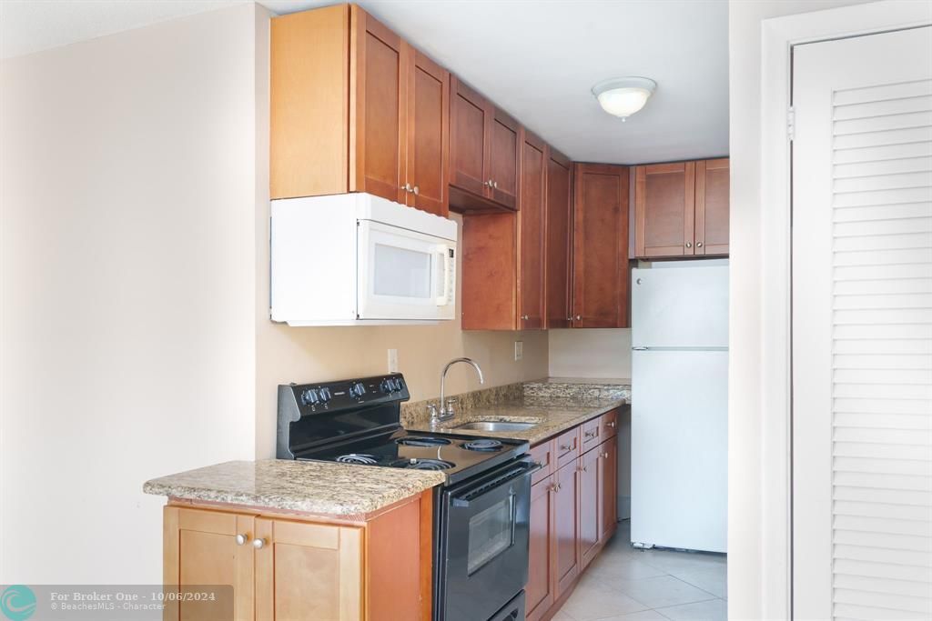 For Sale: $1,475 (1 beds, 1 baths, 2734 Square Feet)