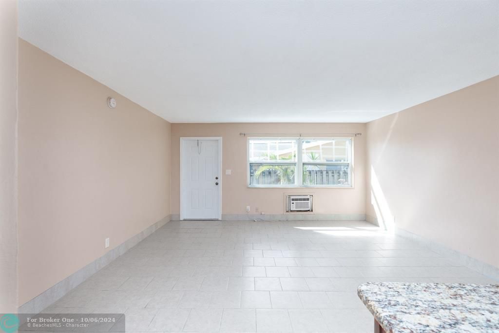 For Sale: $1,475 (1 beds, 1 baths, 2734 Square Feet)