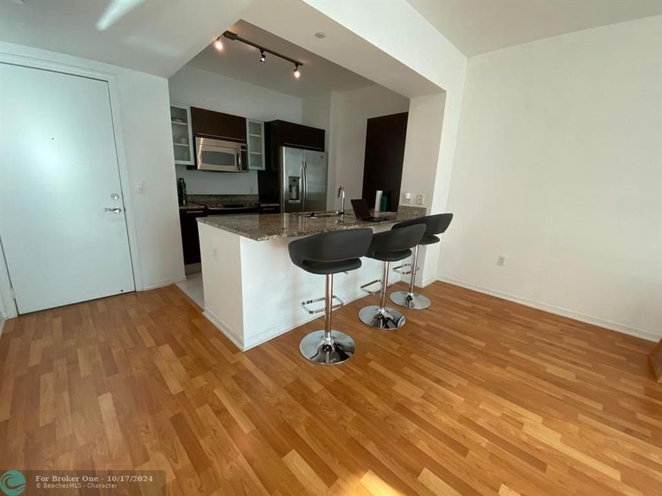 For Rent: $2,800 (1 beds, 1 baths, 702 Square Feet)