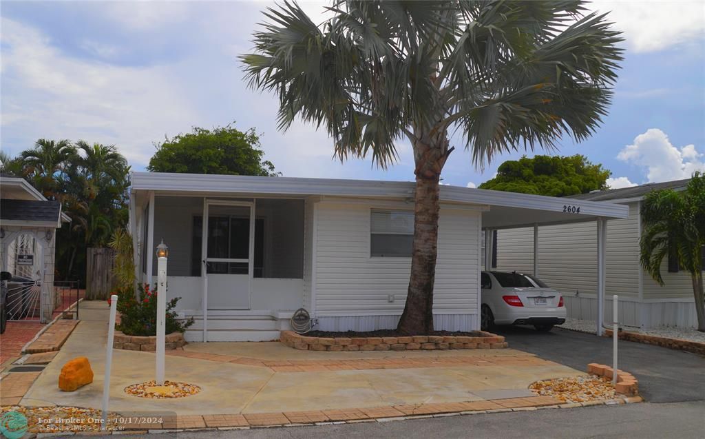 For Sale: $239,000 (2 beds, 2 baths, 884 Square Feet)