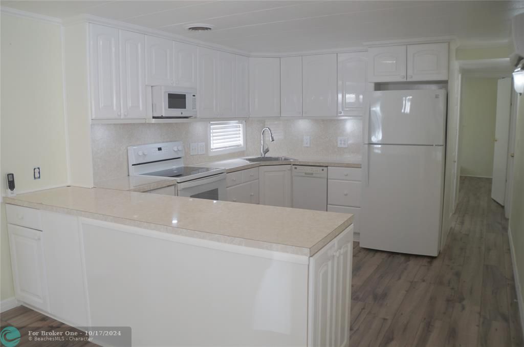 For Sale: $239,000 (2 beds, 2 baths, 884 Square Feet)