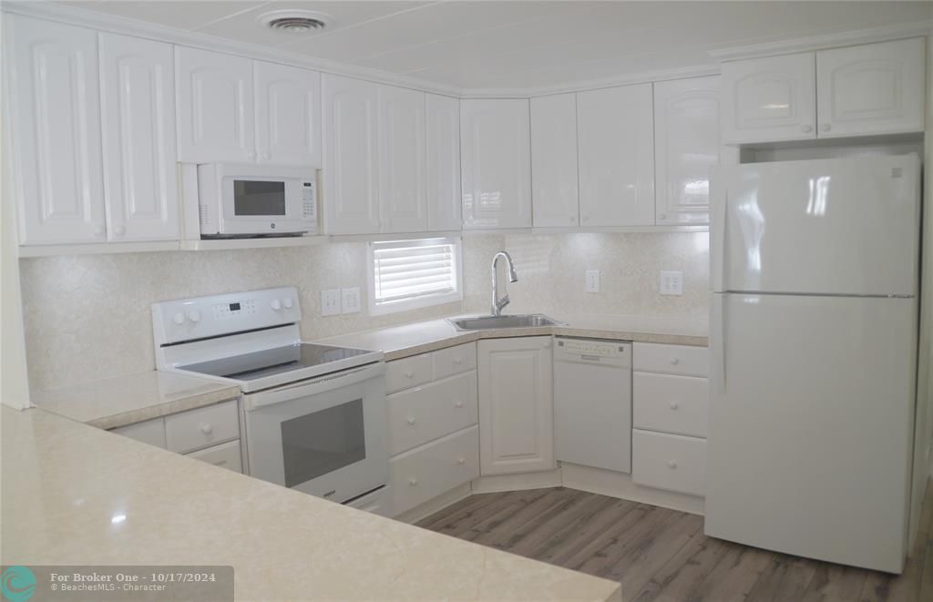 For Sale: $239,000 (2 beds, 2 baths, 884 Square Feet)