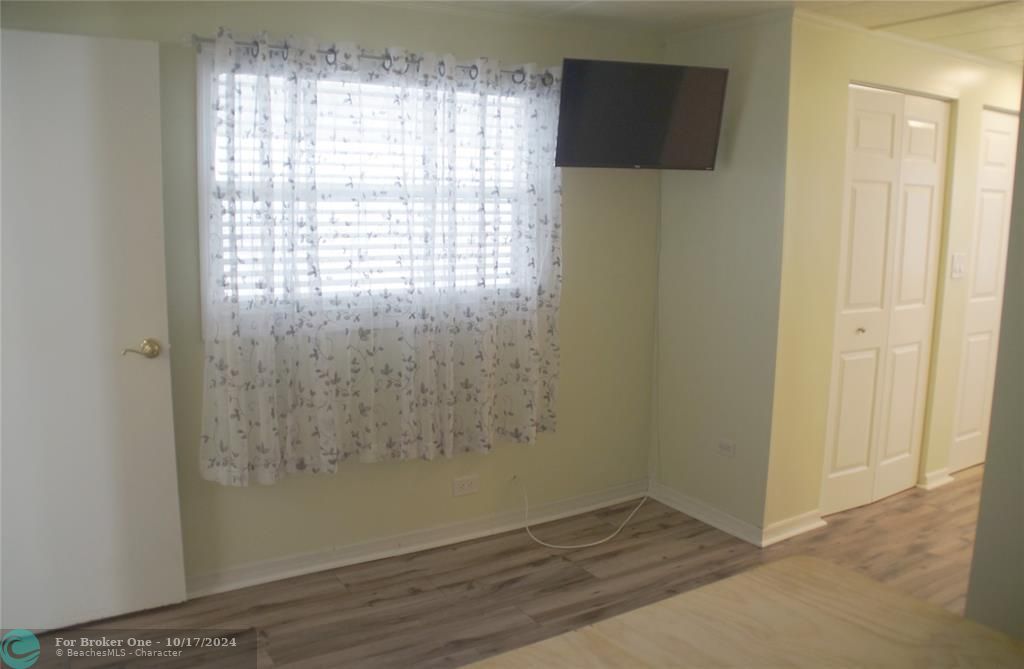 For Sale: $239,000 (2 beds, 2 baths, 884 Square Feet)