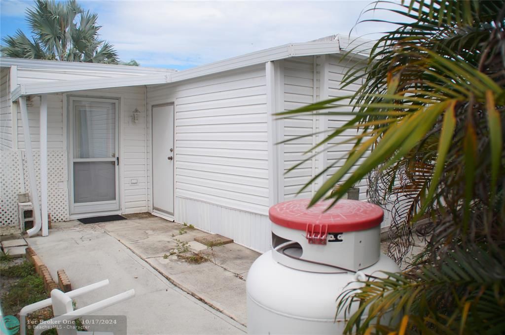 For Sale: $239,000 (2 beds, 2 baths, 884 Square Feet)