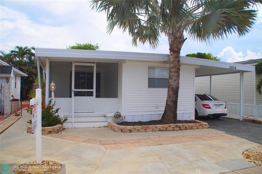 For Sale: $239,000 (2 beds, 2 baths, 884 Square Feet)