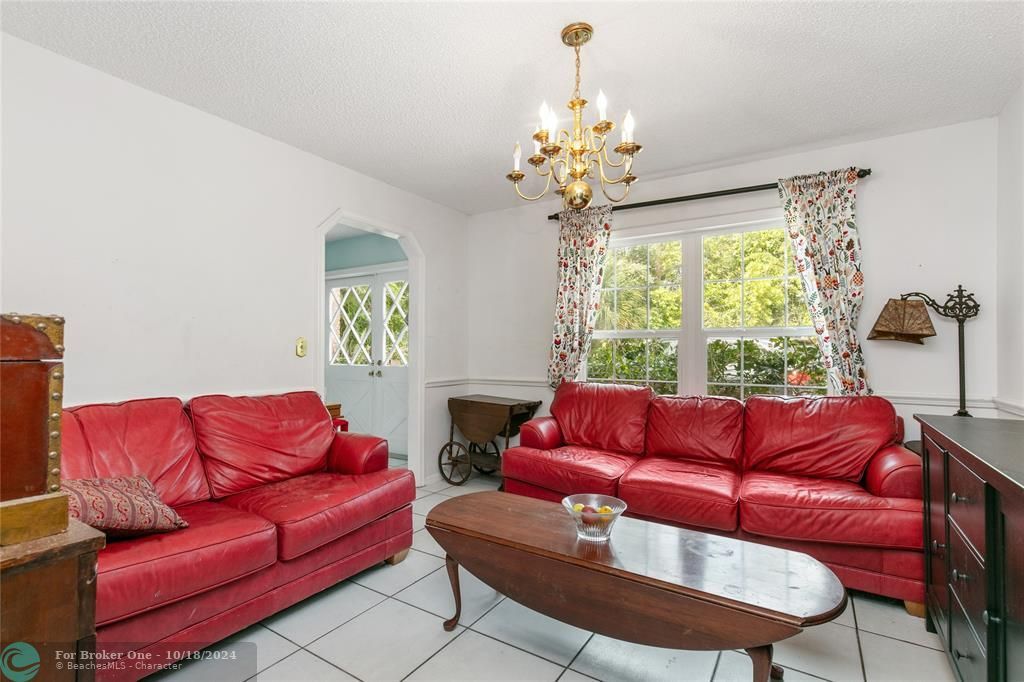 For Sale: $750,000 (5 beds, 2 baths, 2537 Square Feet)