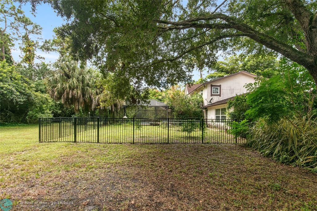 For Sale: $750,000 (5 beds, 2 baths, 2537 Square Feet)