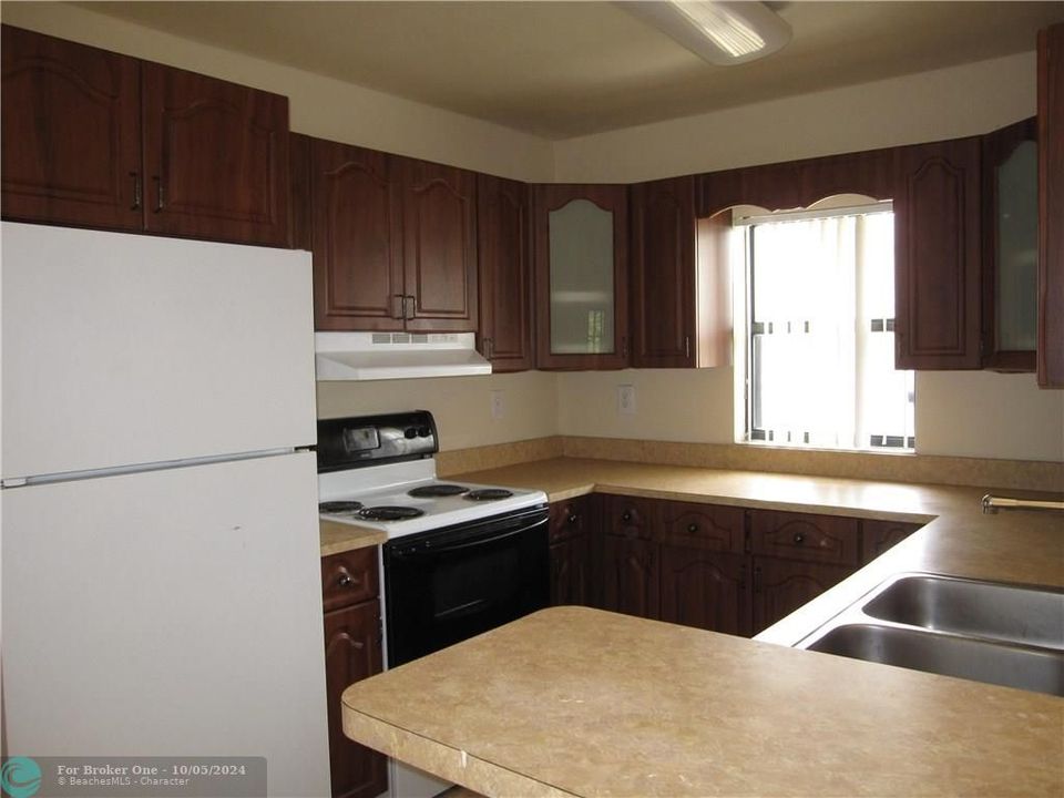 For Rent: $1,700 (1 beds, 1 baths, 595 Square Feet)