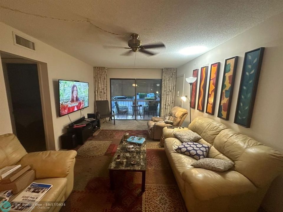 For Sale: $177,000 (1 beds, 1 baths, 667 Square Feet)