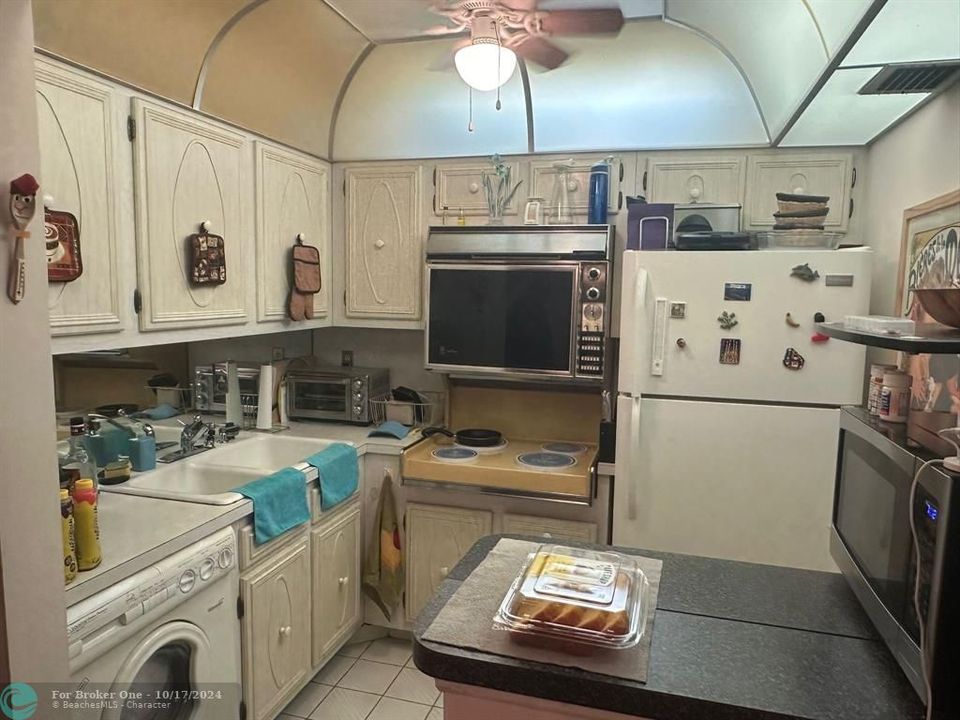 For Sale: $177,000 (1 beds, 1 baths, 667 Square Feet)