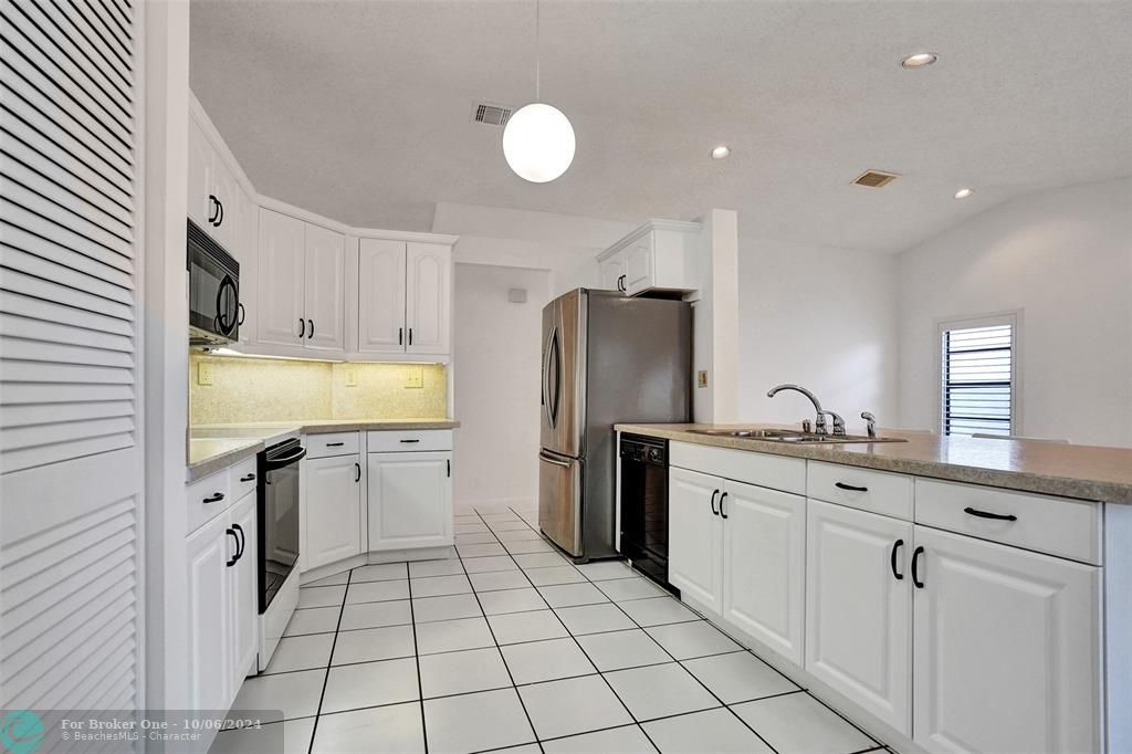 For Sale: $650,000 (4 beds, 2 baths, 1908 Square Feet)