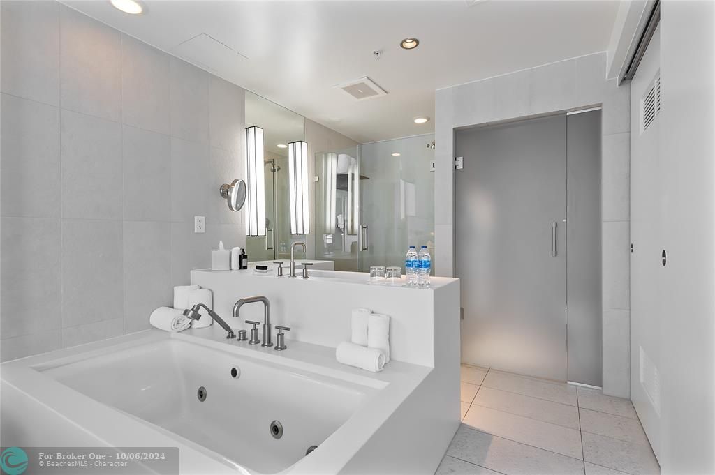 For Sale: $725,000 (1 beds, 1 baths, 709 Square Feet)