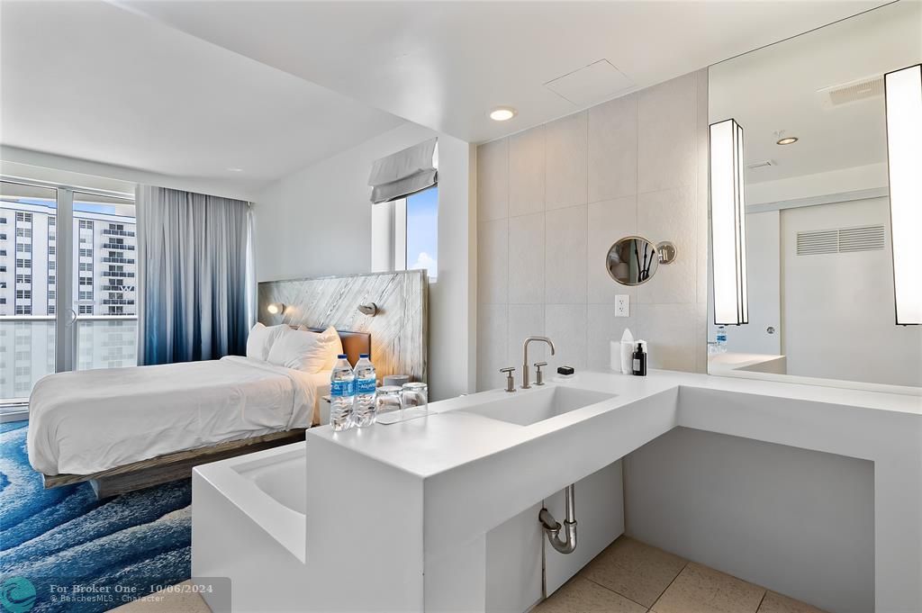 For Sale: $725,000 (1 beds, 1 baths, 709 Square Feet)