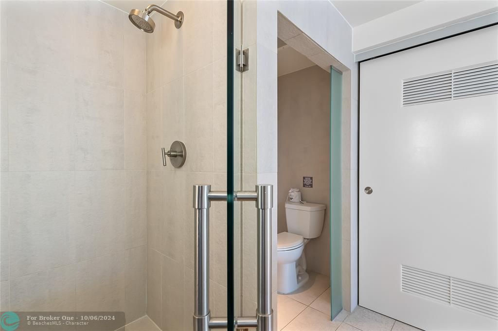 For Sale: $725,000 (1 beds, 1 baths, 709 Square Feet)