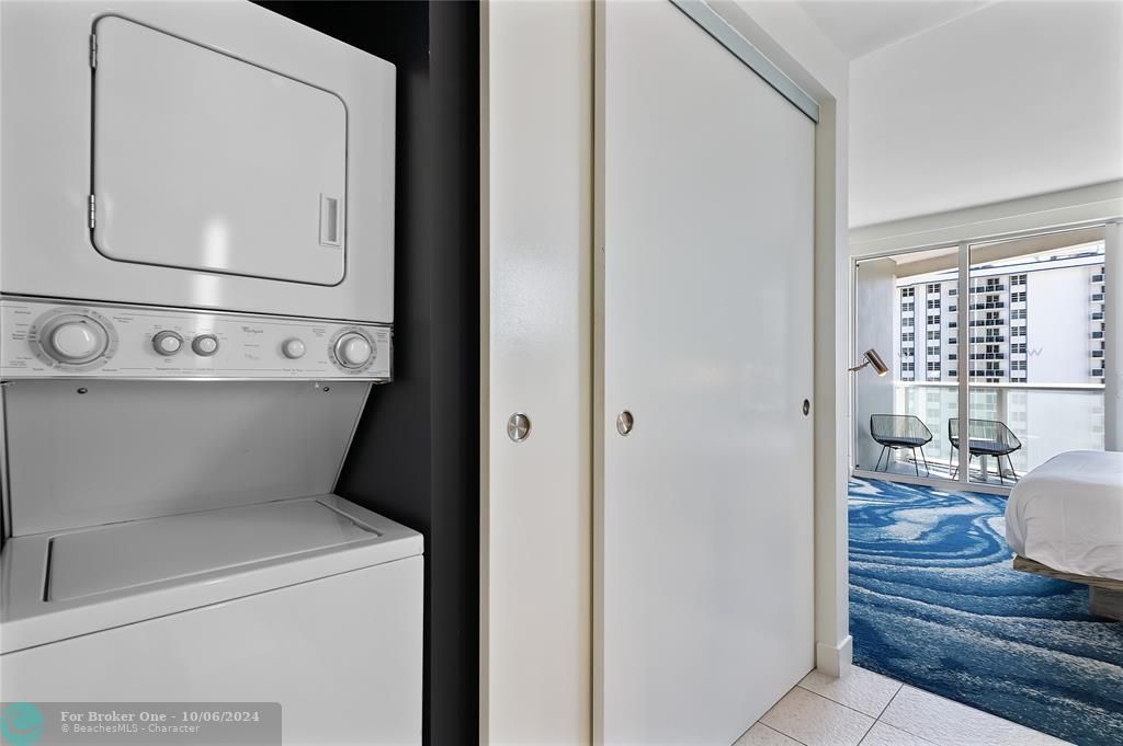 For Sale: $725,000 (1 beds, 1 baths, 709 Square Feet)