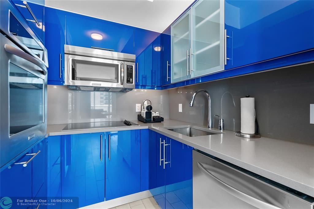 For Sale: $725,000 (1 beds, 1 baths, 709 Square Feet)