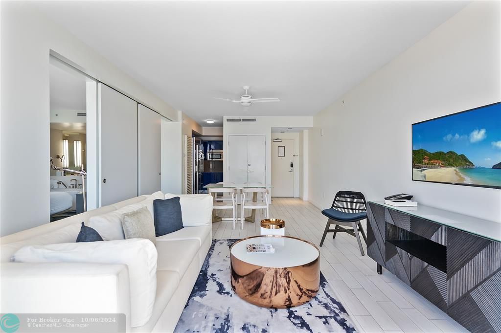 For Sale: $725,000 (1 beds, 1 baths, 709 Square Feet)