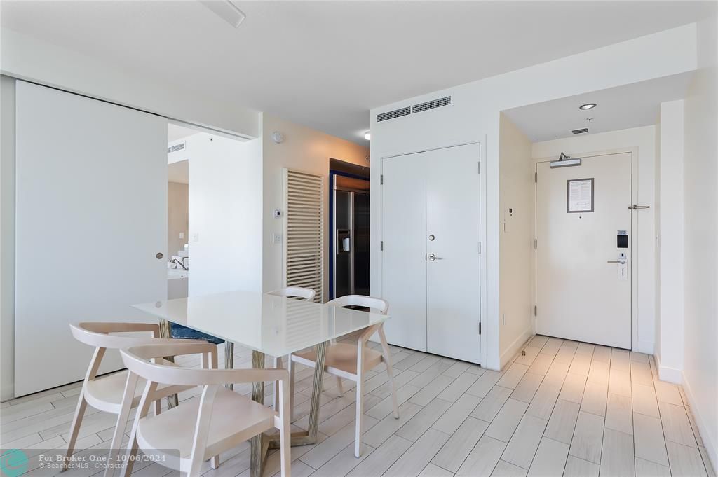 For Sale: $725,000 (1 beds, 1 baths, 709 Square Feet)