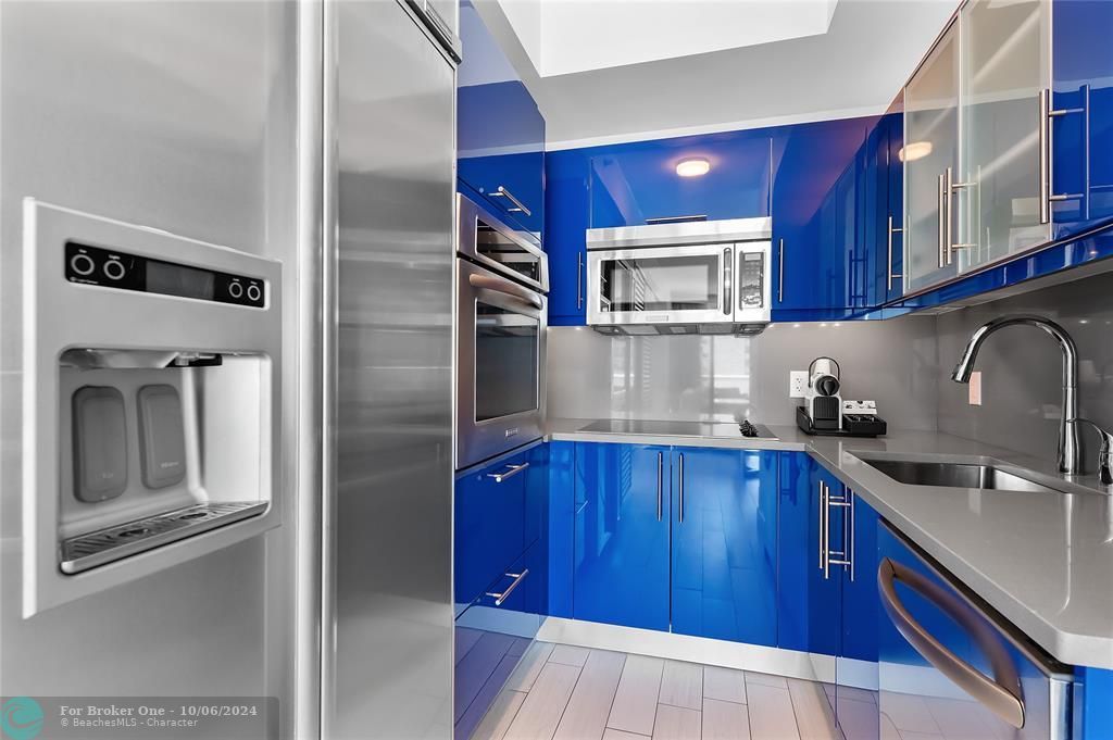 For Sale: $725,000 (1 beds, 1 baths, 709 Square Feet)