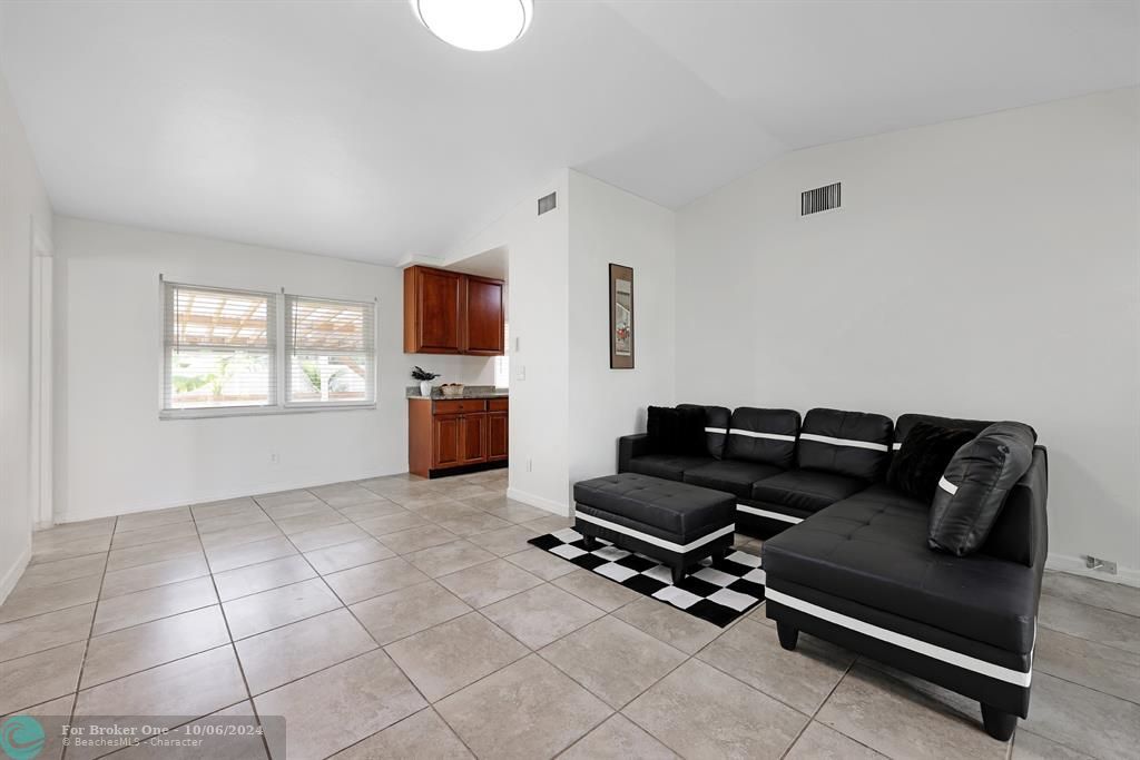 For Sale: $320,000 (2 beds, 2 baths, 1331 Square Feet)