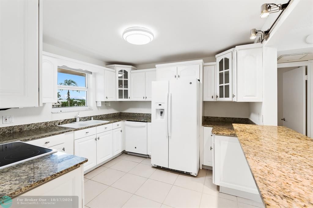 For Sale: $675,000 (2 beds, 2 baths, 1000 Square Feet)