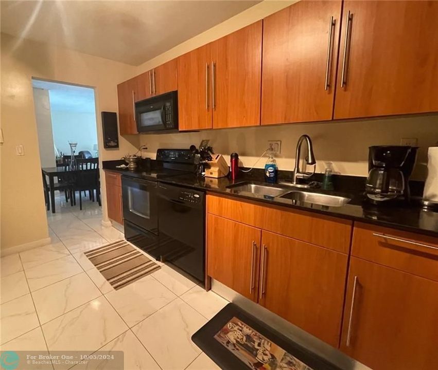 For Rent: $2,800 (2 beds, 1 baths, 1251 Square Feet)