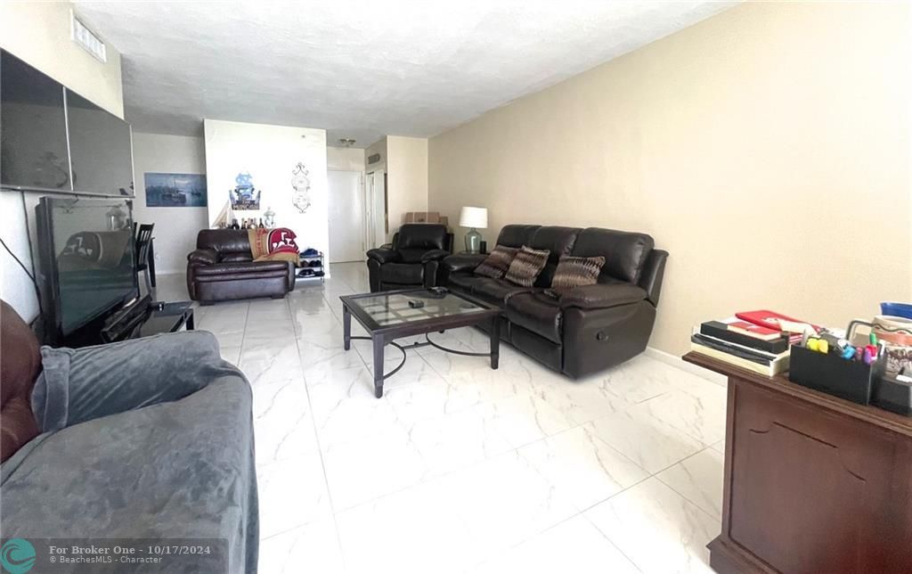 For Rent: $2,800 (2 beds, 1 baths, 1251 Square Feet)