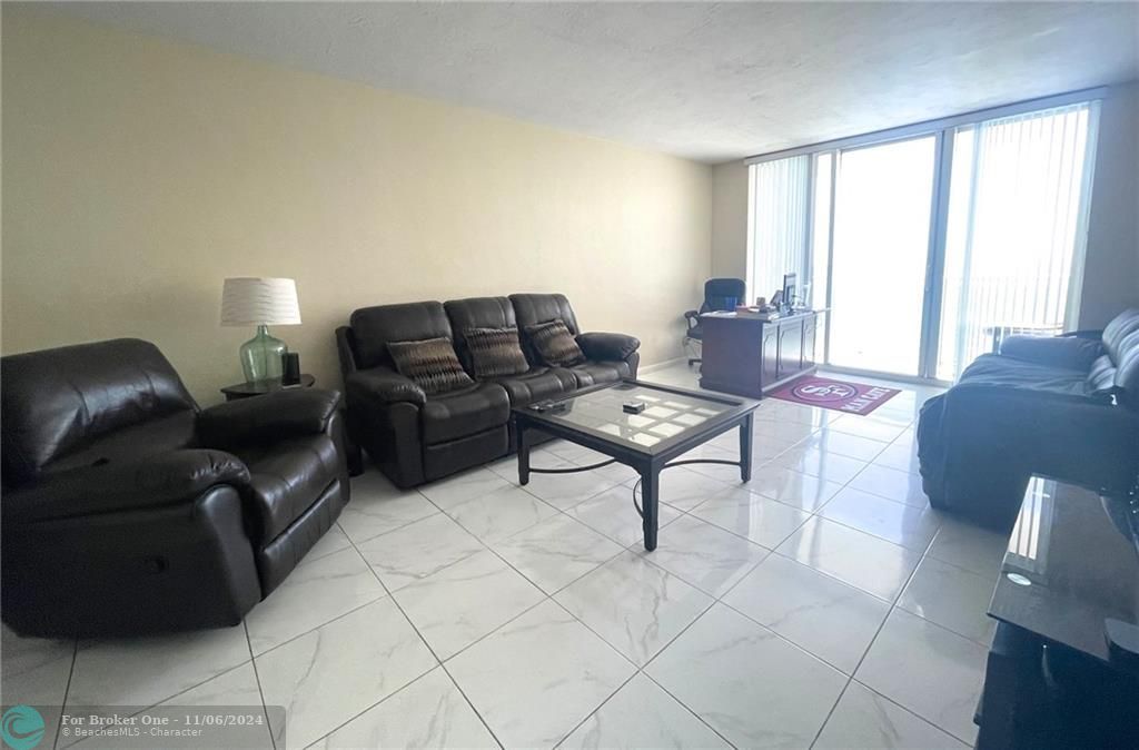 For Rent: $2,800 (2 beds, 1 baths, 1251 Square Feet)