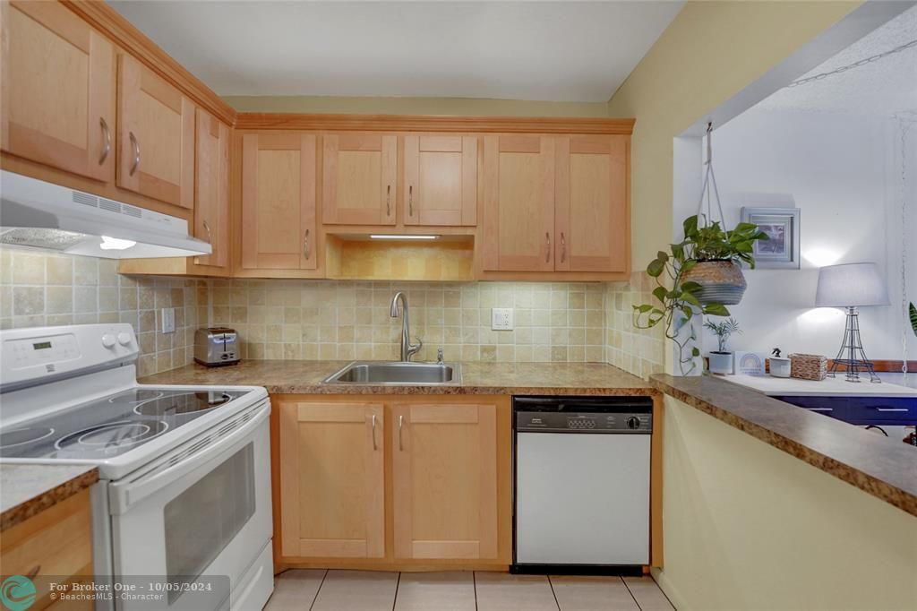 For Sale: $195,000 (2 beds, 2 baths, 790 Square Feet)