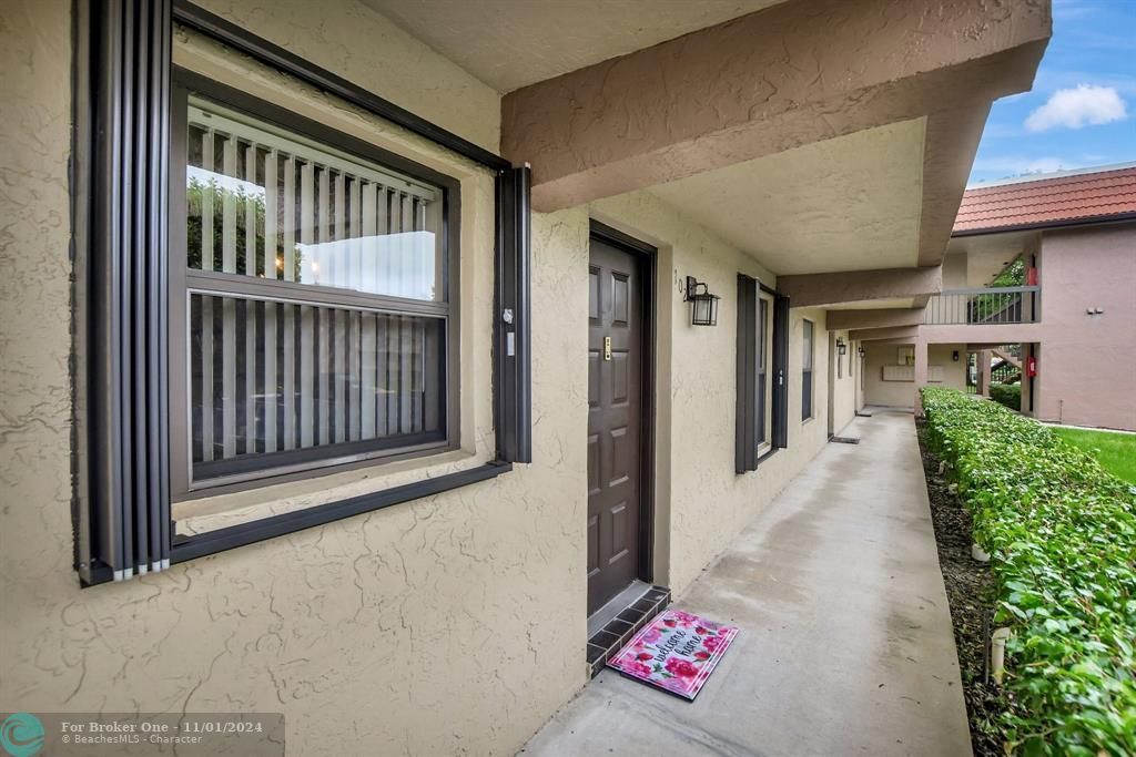 Active With Contract: $275,000 (2 beds, 2 baths, 858 Square Feet)