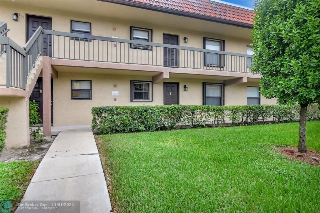 Active With Contract: $275,000 (2 beds, 2 baths, 858 Square Feet)