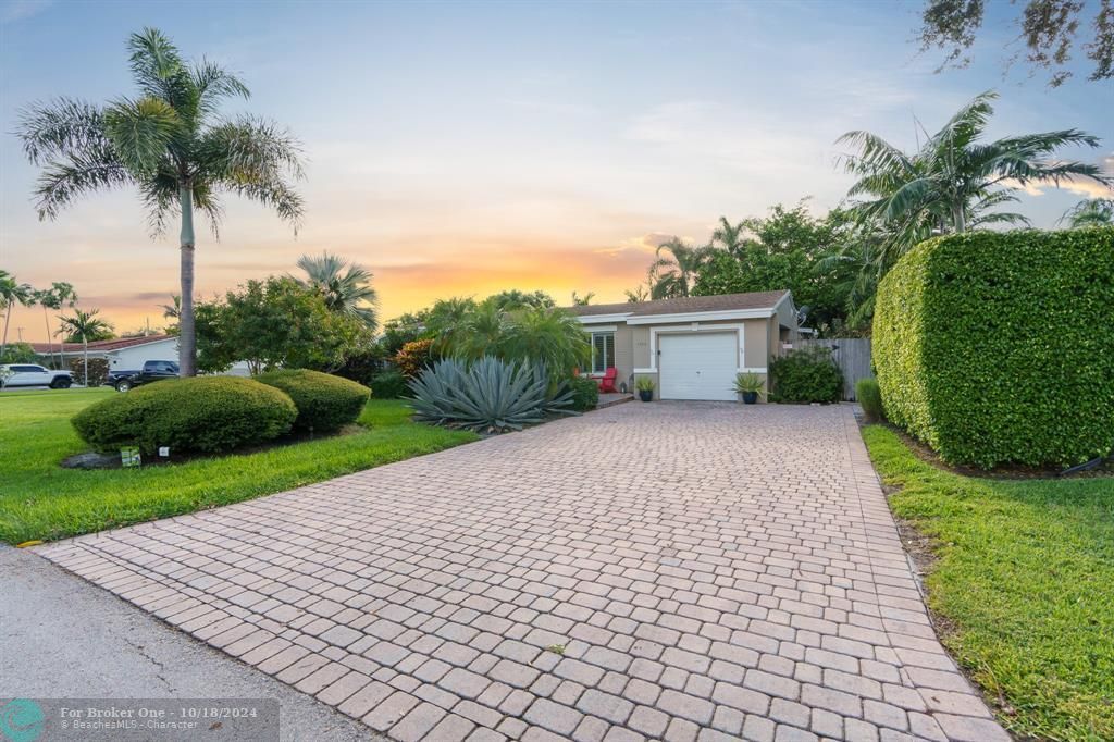 For Sale: $875,000 (3 beds, 3 baths, 1524 Square Feet)