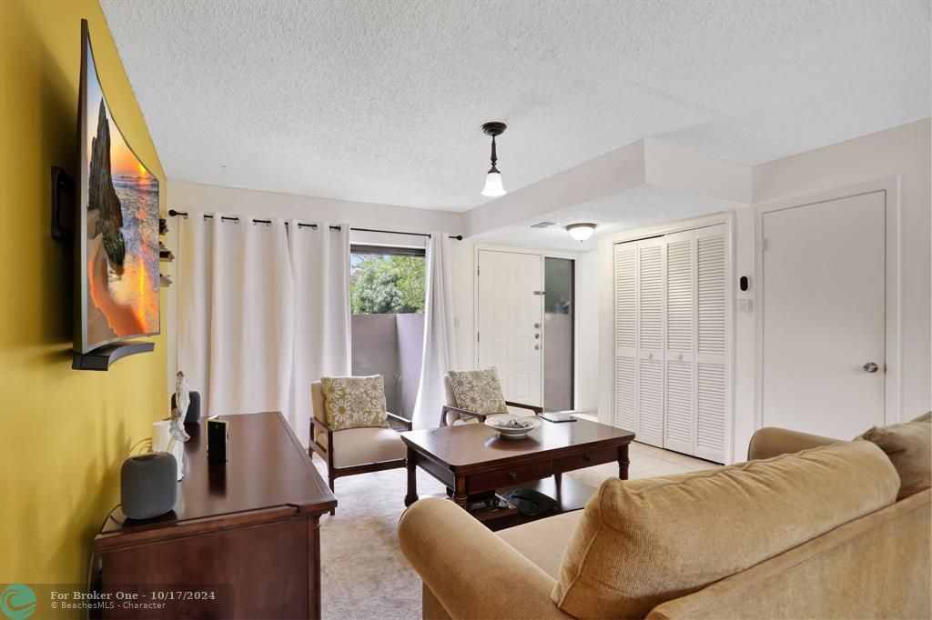 For Sale: $340,000 (2 beds, 2 baths, 1071 Square Feet)