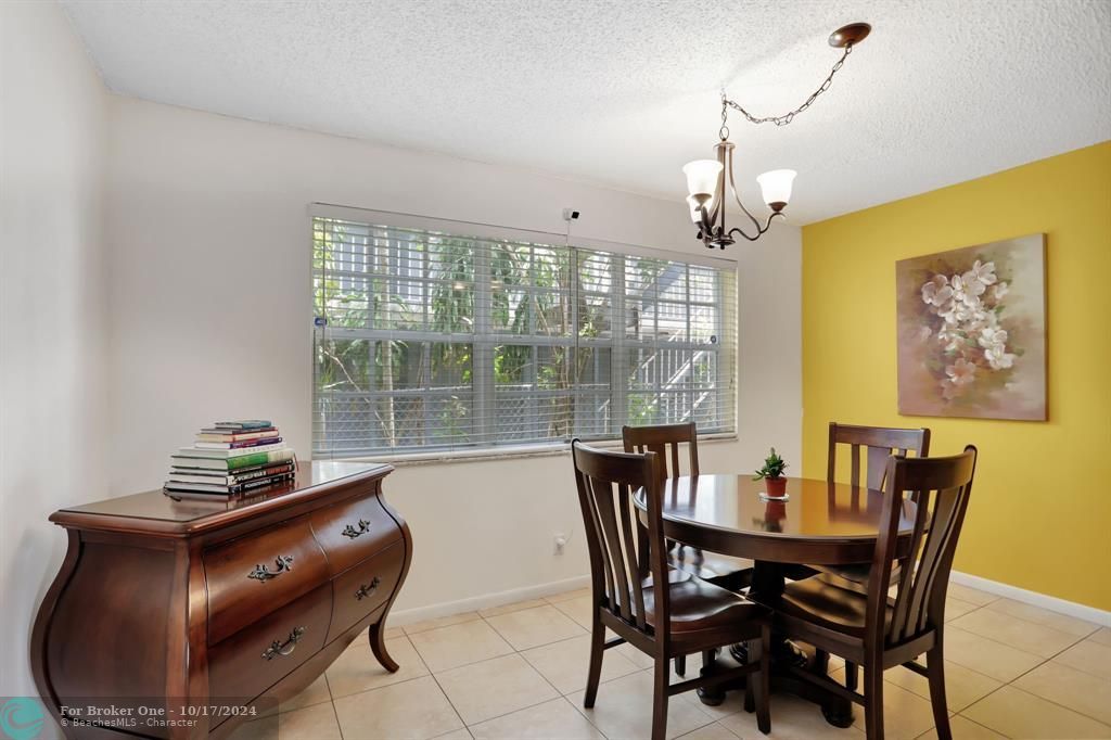 For Sale: $340,000 (2 beds, 2 baths, 1071 Square Feet)