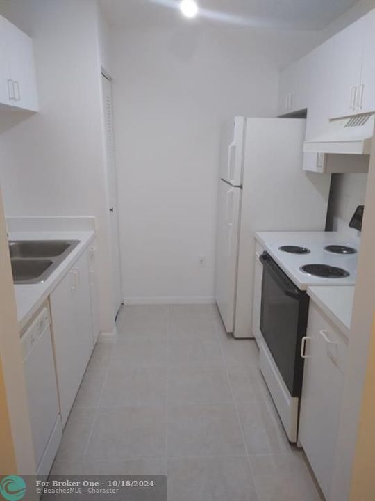 For Rent: $2,200 (2 beds, 1 baths, 817 Square Feet)