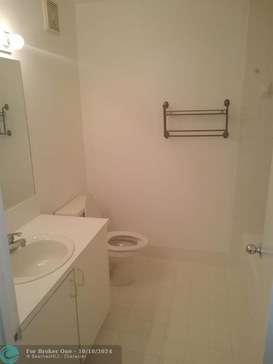 For Rent: $2,200 (2 beds, 1 baths, 817 Square Feet)