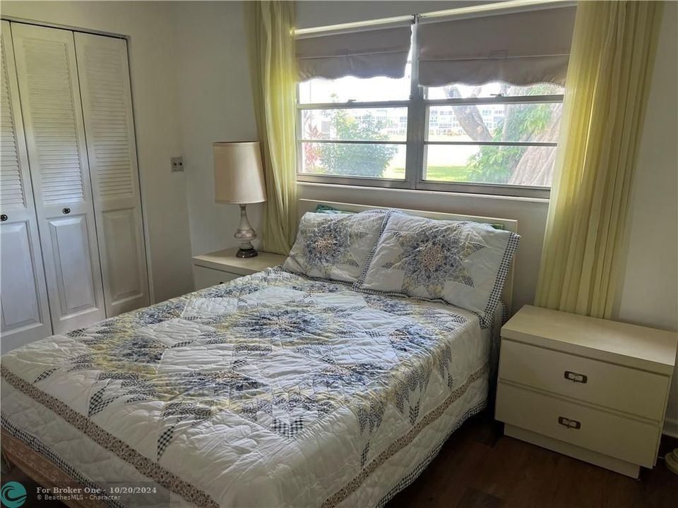 For Sale: $250,000 (2 beds, 1 baths, 828 Square Feet)