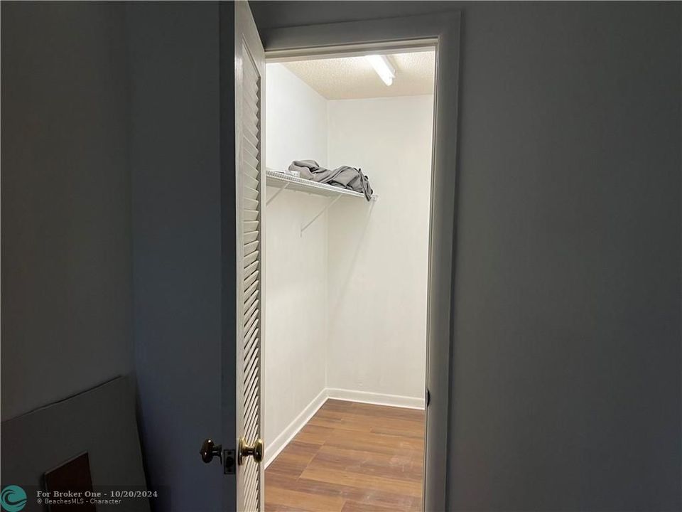 For Sale: $250,000 (2 beds, 1 baths, 828 Square Feet)