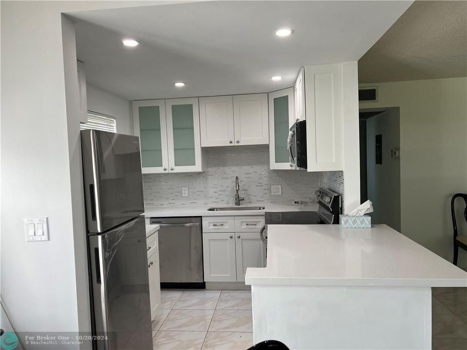 For Sale: $250,000 (2 beds, 1 baths, 828 Square Feet)