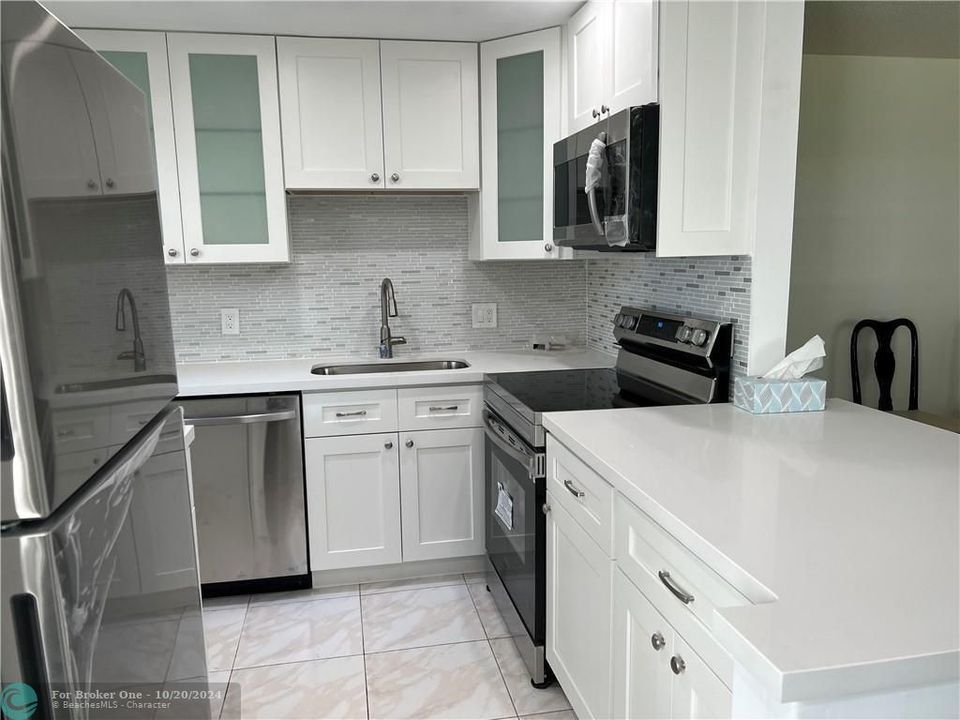 For Sale: $250,000 (2 beds, 1 baths, 828 Square Feet)