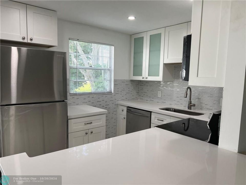 For Sale: $250,000 (2 beds, 1 baths, 828 Square Feet)