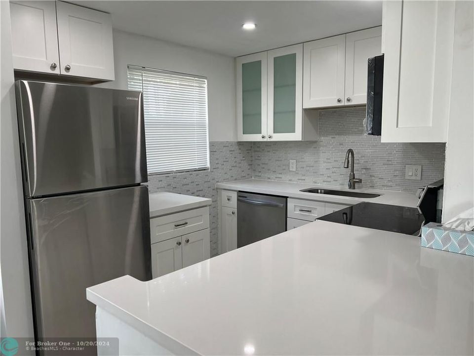 For Sale: $250,000 (2 beds, 1 baths, 828 Square Feet)