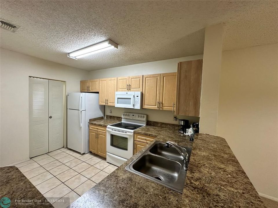 For Sale: $279,000 (3 beds, 2 baths, 1305 Square Feet)